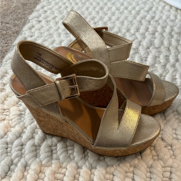 Women’s Gold Wedges Size 9 - Picture 2 of 4